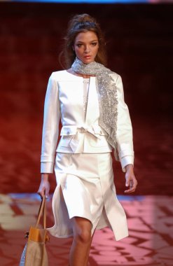 PARIS FRANCE - 12 Ekim 2003 Model Mariacarla Boscono podyum defilesi Valentino Giymeye Hazır Moda Koleksiyonu 2004 Yaz ayı moda haftası boyunca. Paris,