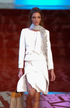 PARIS FRANCE - 12 Ekim 2003 Model Mariacarla Boscono podyum defilesi Valentino Giymeye Hazır Moda Koleksiyonu 2004 Yaz ayı moda haftası boyunca. Paris,