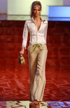 PARIS FRANCE - 12 Ekim 2003 Model Julia Stegner, 2004 Yaz ayının Paris moda haftası boyunca Valentino Giymeye Hazır Moda Koleksiyonu 'nun defilesi için sahne arkasına hazırlanıyor. Paris,