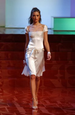 ARIS FRANCE - 10 Ekim 2004 Model Nataliya Gotsii Paris Bahar-2005 moda haftası boyunca Valentino Giymeye Hazır Moda Koleksiyonu defilesinin defilesini yürüttü. Paris,