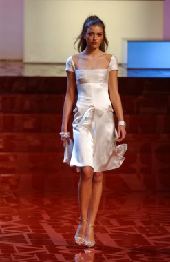 ARIS FRANCE - 10 Ekim 2004 Model Nataliya Gotsii Paris Bahar-2005 moda haftası boyunca Valentino Giymeye Hazır Moda Koleksiyonu defilesinin defilesini yürüttü. Paris,