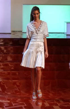 ARIS FRANCE - 10 Ekim 2004 Model Rianne Ten Haken Paris Bahar-Yaz 2005 moda haftası boyunca Valentino Hazır Giyin defilesinin defilesi. Paris,