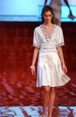 ARIS FRANCE - 10 Ekim 2004 Model Rianne Ten Haken Paris Bahar-Yaz 2005 moda haftası boyunca Valentino Hazır Giyin defilesinin defilesi. Paris,