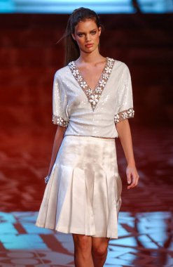 ARIS FRANCE - 10 Ekim 2004 Model Rianne Ten Haken Paris Bahar-Yaz 2005 moda haftası boyunca Valentino Hazır Giyin defilesinin defilesi. Paris,