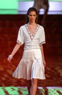 ARIS FRANCE - 10 Ekim 2004 Model Rianne Ten Haken Paris Bahar-Yaz 2005 moda haftası boyunca Valentino Hazır Giyin defilesinin defilesi. Paris,