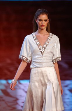 ARIS FRANCE - 10 Ekim 2004 Model Rianne Ten Haken Paris Bahar-Yaz 2005 moda haftası boyunca Valentino Hazır Giyin defilesinin defilesi. Paris,