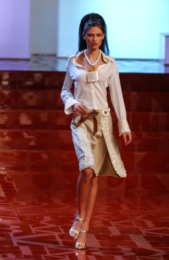 ARIS FRANCE - 10 Ekim 2004 Model Bianca Balti, Paris Bahar-2005 moda haftası boyunca Valentino Giymeye Hazır Moda Koleksiyonu için sahne arkasına hazırlanıyor. Paris,