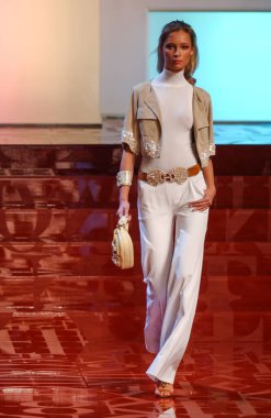 PARIS FRANCE - 12 Ekim 2003 Model I Tiiu Kuik, 2004 Yaz ayı Paris moda haftasında Valentino Giymeye Hazır Moda Koleksiyonu defilesinin defilesi. Paris,