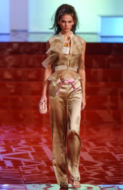 ARIS FRANCE - 10 Ekim 2004 Modeli Alexandra Tomlinson Paris Bahar-2005 moda haftası boyunca Valentino Giymeye Hazır Moda Koleksiyonu defilesinin defilesini yürüttü. Paris,