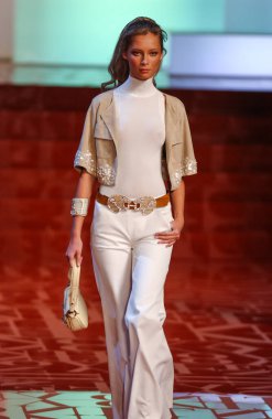 PARIS FRANCE - 12 Ekim 2003 Model I Tiiu Kuik, 2004 Yaz ayı Paris moda haftasında Valentino Giymeye Hazır Moda Koleksiyonu defilesinin defilesi. Paris,