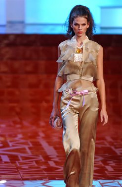 ARIS FRANCE - 10 Ekim 2004 Modeli Alexandra Tomlinson Paris Bahar-2005 moda haftası boyunca Valentino Giymeye Hazır Moda Koleksiyonu defilesinin defilesini yürüttü. Paris,