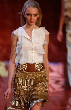 ARIS FRANCE - 10 Ekim 2004 Model Maria Dvirnik Paris Bahar-Yaz 2005 moda haftası boyunca Valentino 'nun moda defilesi için sahne arkasına hazırlanıyor. Paris,