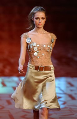 ARIS FRANCE - 10 Ekim 2004 Model Valentina Zelyaeva Paris Bahar-2005 moda haftası boyunca Valentino Giymeye Hazır Moda Koleksiyonunun defilesini yürüttü. Paris,