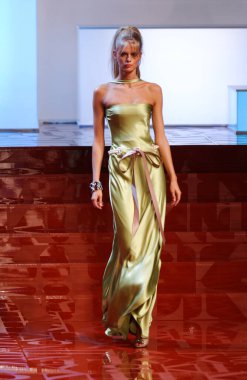 PARIS FRANCE - 12 Ekim 2003 Model Julia Stegner, 2004 Yaz ayının Paris moda haftası boyunca Valentino Giymeye Hazır Moda Koleksiyonu 'nun defilesi için sahne arkasına hazırlanıyor. Paris,