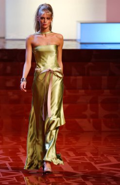 PARIS FRANCE - 12 Ekim 2003 Model Julia Stegner, 2004 Yaz ayının Paris moda haftası boyunca Valentino Giymeye Hazır Moda Koleksiyonu 'nun defilesi için sahne arkasına hazırlanıyor. Paris,