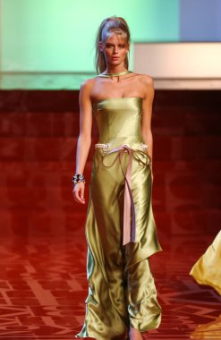PARIS FRANCE - 12 Ekim 2003 Model Julia Stegner, 2004 Yaz ayının Paris moda haftası boyunca Valentino Giymeye Hazır Moda Koleksiyonu 'nun defilesi için sahne arkasına hazırlanıyor. Paris,