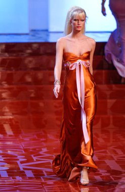 ARIS FRANCE - 10 Ekim 2004 Model Caroline Winberg, 2005 Yaz-Paris moda haftası boyunca Valentino Giymeye Hazır Koleksiyonu defilesi için sahne arkasında sigara içiyordu. Paris,