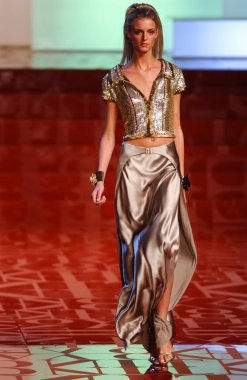 ARIS FRANCE - 10 Ekim 2004 Model Jacquetta Wheeler Paris Bahar-Yaz 2005 moda haftası boyunca Valentino Hazır Giyin defilesinin defilesini yürüttü. Paris,