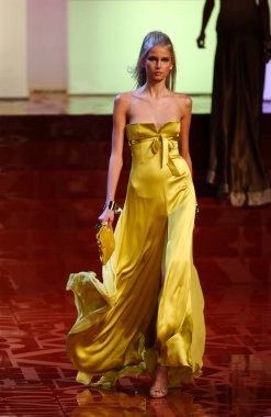 PARIS FRANCE - 12 Ekim 2003 Valentino hazır giyim defilesinin Model Hana Soukupova yürüyüş defilesi. Paris,