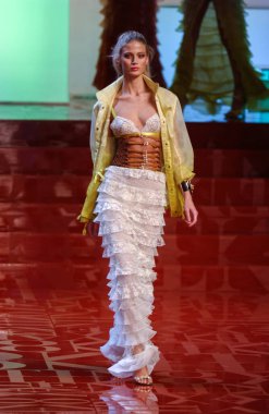 ARIS FRANCE - 10 Ekim 2004 Model Michelle Buswell Paris Bahar-Yaz 2005 moda haftası boyunca Valentino Giymeye Hazır Moda Koleksiyonu defilesinin defilesini yürüttü. Paris,