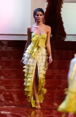 ARIS FRANCE - 10 Ekim 2004 Model Isabeli Fontana Paris Bahar-Yaz 2005 moda haftası boyunca Valentino Hazır Giyin defilesinin defilesini yürüttü. Paris,