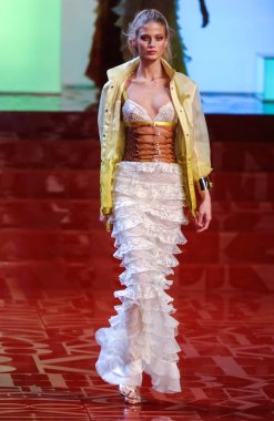 ARIS FRANCE - 10 Ekim 2004 Model Michelle Buswell Paris Bahar-Yaz 2005 moda haftası boyunca Valentino Giymeye Hazır Moda Koleksiyonu defilesinin defilesini yürüttü. Paris,