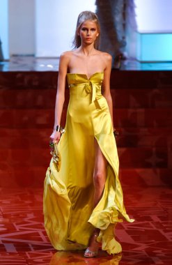 PARIS FRANCE - 12 Ekim 2003 Valentino hazır giyim defilesinin Model Hana Soukupova yürüyüş defilesi. Paris,