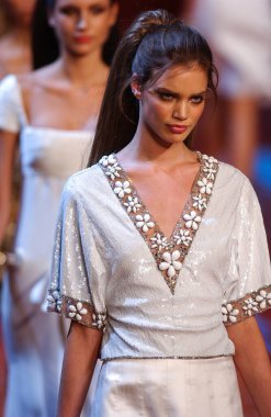 ARIS FRANCE - 10 Ekim 2004 Model Rianne Ten Haken Paris Bahar-Yaz 2005 moda haftası boyunca Valentino Hazır Giyin defilesinin defilesi. Paris,