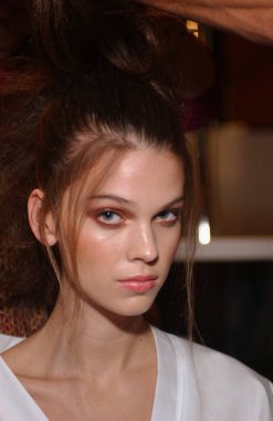 ARIS FRANCE - 10 Ekim 2004 Model, 2005 Yaz-Paris moda haftası boyunca Valentino Hazır Moda Koleksiyonu defilesine sahne arkasında hazırlanıyor. Paris,