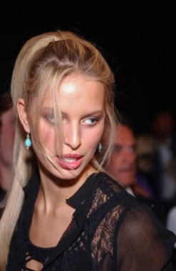 ARIS FRANCE - 10 Ekim 2004 Model Karolina Kurkova Paris-2005 Bahar-Yaz moda haftası boyunca Valentino 'nun moda defilesi için sahne arkasına hazırlanıyor. Paris,