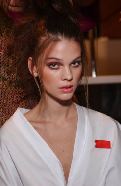 ARIS FRANCE - 10 Ekim 2004 Model, 2005 Yaz-Paris moda haftası boyunca Valentino Hazır Moda Koleksiyonu defilesine sahne arkasında hazırlanıyor. Paris,