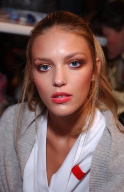 ARIS FRANCE - 10 Ekim 2004 Model Anja Rubik Paris Bahar-Yaz 2005 moda haftası boyunca Valentino 'nun moda defilesi için sahne arkasına hazırlanıyor. Paris,