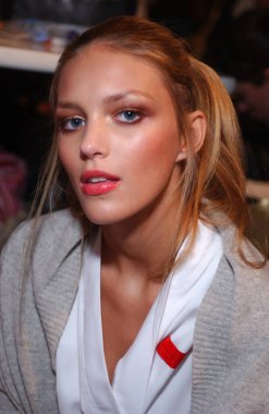 ARIS FRANCE - 10 Ekim 2004 Model Anja Rubik Paris Bahar-Yaz 2005 moda haftası boyunca Valentino 'nun moda defilesi için sahne arkasına hazırlanıyor. Paris,