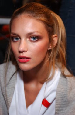 ARIS FRANCE - 10 Ekim 2004 Model Anja Rubik Paris Bahar-Yaz 2005 moda haftası boyunca Valentino 'nun moda defilesi için sahne arkasına hazırlanıyor. Paris,