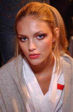 ARIS FRANCE - 10 Ekim 2004 Model Anja Rubik Paris Bahar-Yaz 2005 moda haftası boyunca Valentino 'nun moda defilesi için sahne arkasına hazırlanıyor. Paris,