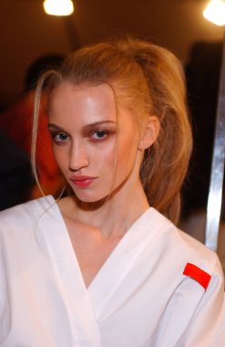 ARIS FRANCE - 10 Ekim 2004 Model Maria Dvirnik Paris Bahar-Yaz 2005 moda haftası boyunca Valentino 'nun moda defilesi için sahne arkasına hazırlanıyor. Paris,
