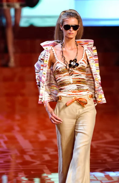 2004年10月10日 模特杰凯塔 Jacquetta Wheeler 在2005年春季至夏季巴黎时装周期间举办了瓦伦蒂诺时装秀 — 图库照片