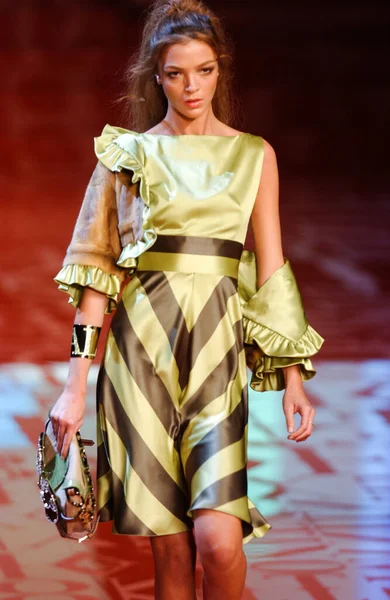 PARIS FRANCE - 12 Ekim 2003 Model Mariacarla Boscono podyum defilesi Valentino Giymeye Hazır Moda Koleksiyonu 2004 Yaz ayı moda haftası boyunca. Paris,