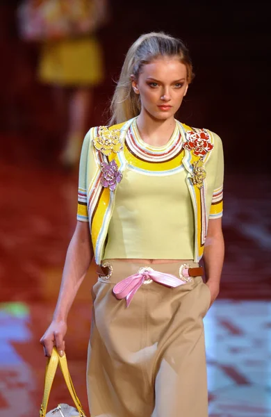 Aris France October 2004 Model Lily Donaldson Walk Runway Fashion — Stock Photo, Image