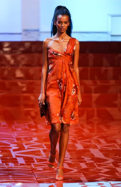 Parijs Frankrijk Oktober 2003 Model Liya Kebede Walk Runway Fashion — Stockfoto