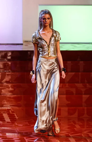 ARIS FRANCE - 10 Ekim 2004 Model Jacquetta Wheeler Paris Bahar-Yaz 2005 moda haftası boyunca Valentino Hazır Giyin defilesinin defilesini yürüttü. Paris,