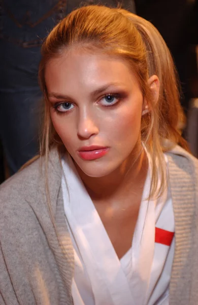 Aris Frankrijk Oktober 2004 Model Anja Rubik Maakt Zich Backstage — Stockfoto