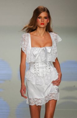 PARIS FRANCE - 12 Ekim 2003 Valentino hazır giyim defilesinin Model Hana Soukupova yürüyüş defilesi. Paris,