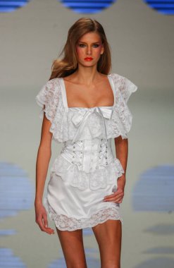 PARIS FRANCE - 12 Ekim 2003 Valentino hazır giyim defilesinin Model Hana Soukupova yürüyüş defilesi. Paris,