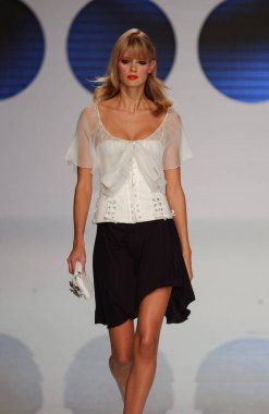 PARIS FRANCE - 12 Ekim 2003 Model Julia Stegner, 2004 Yaz ayının Paris moda haftası boyunca Valentino Giymeye Hazır Moda Koleksiyonu 'nun defilesi için sahne arkasına hazırlanıyor. Paris,