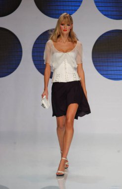 PARIS FRANCE - 12 Ekim 2003 Model Julia Stegner, 2004 Yaz ayının Paris moda haftası boyunca Valentino Giymeye Hazır Moda Koleksiyonu 'nun defilesi için sahne arkasına hazırlanıyor. Paris,