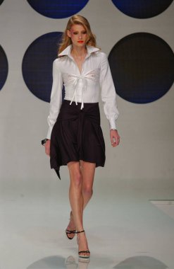 PARIS FRANCE - 12 Ekim 2003 Model Alyssa Sutherland Valentino hazır giyim defilesinin defilesini Paris Yaz 2004 moda haftası boyunca izledi. Paris,