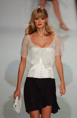 PARIS FRANCE - 12 Ekim 2003 Model Julia Stegner, 2004 Yaz ayının Paris moda haftası boyunca Valentino Giymeye Hazır Moda Koleksiyonu 'nun defilesi için sahne arkasına hazırlanıyor. Paris,