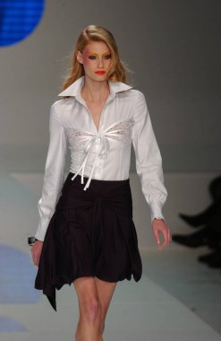 PARIS FRANCE - 12 Ekim 2003 Model Alyssa Sutherland Valentino hazır giyim defilesinin defilesini Paris Yaz 2004 moda haftası boyunca izledi. Paris,