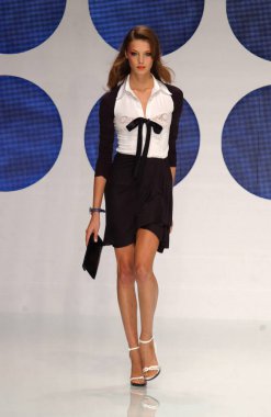 PARIS FRANCE - 12 Ekim 2003 Model Daria Werbowy, 2004 Yaz ayı Paris moda haftası boyunca Valentino Hazır Giyin defilesinin defilesini yürüttü. Paris,